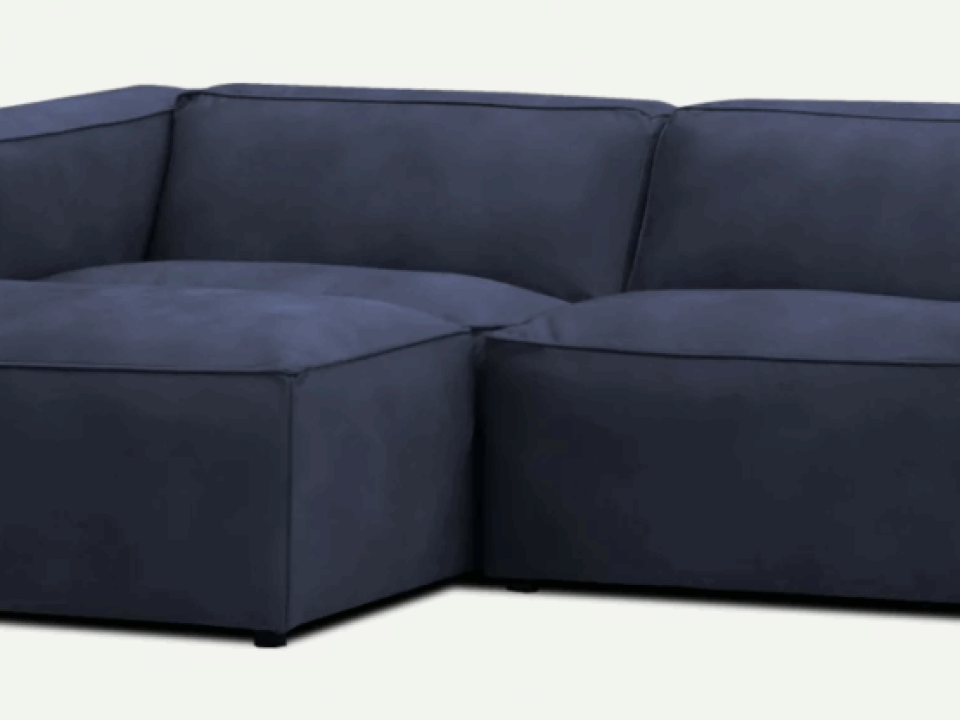 Roomy comfort and classic proportions with 3 seater sofas