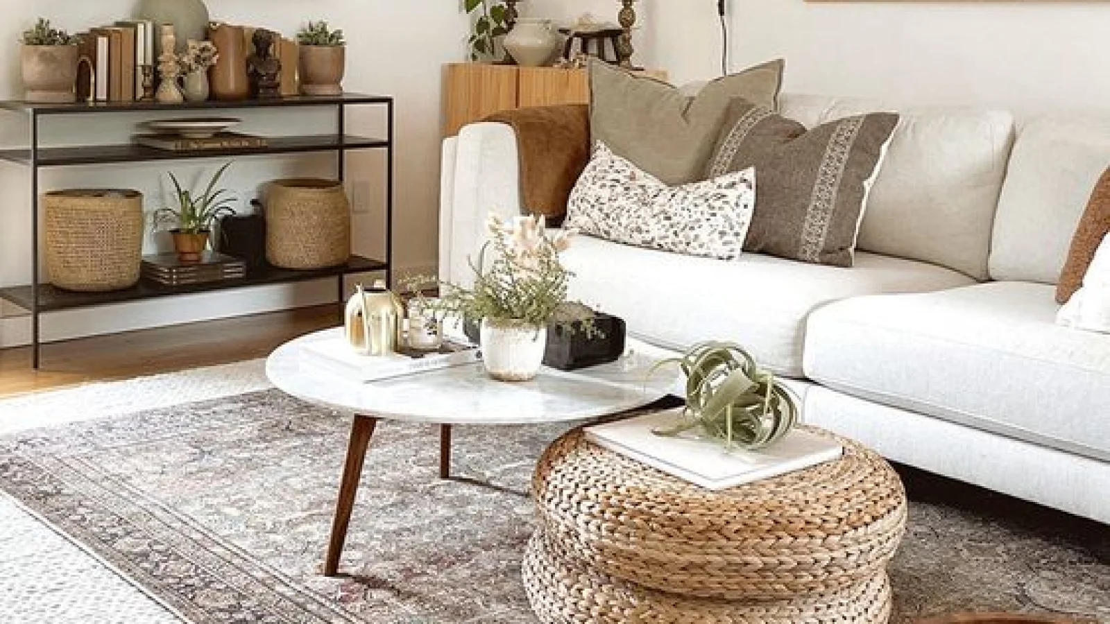 How to decorate a Scandinavian living room? Colours & furniture