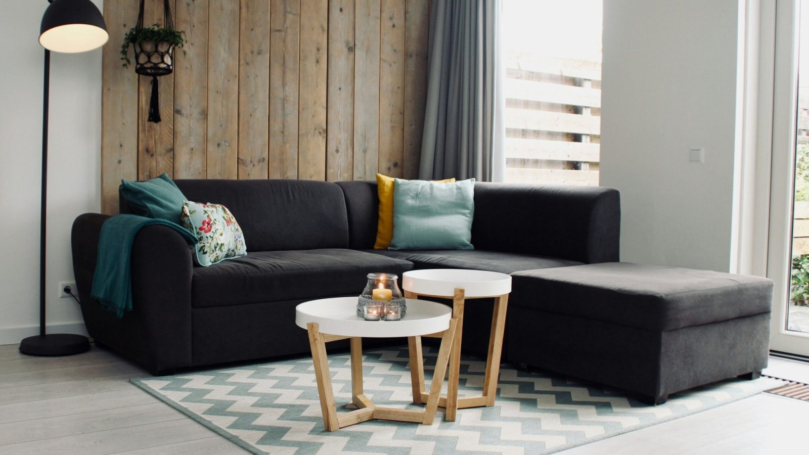 How to decorate a small living room and create a functional space?