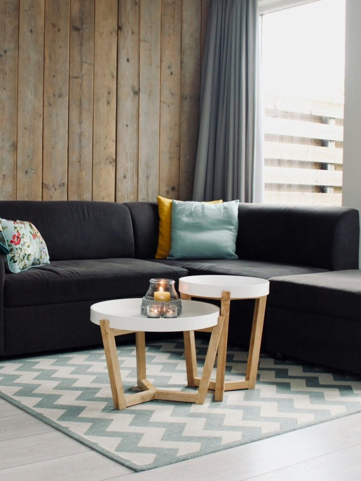 How to decorate a small living room and create a functional space?