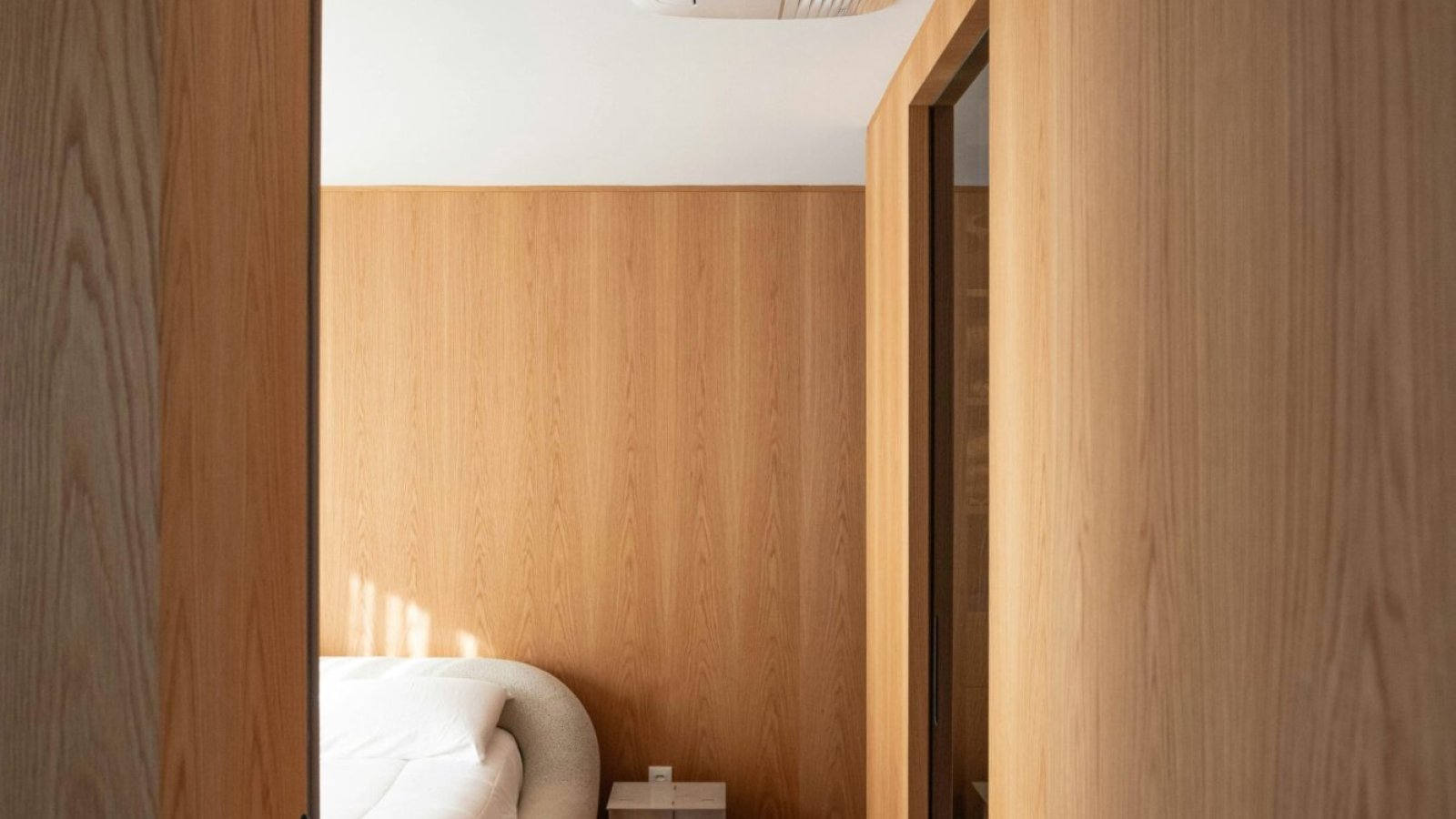 How to arrange a narrow living room so it feels wider? Practical advice and inspiration
