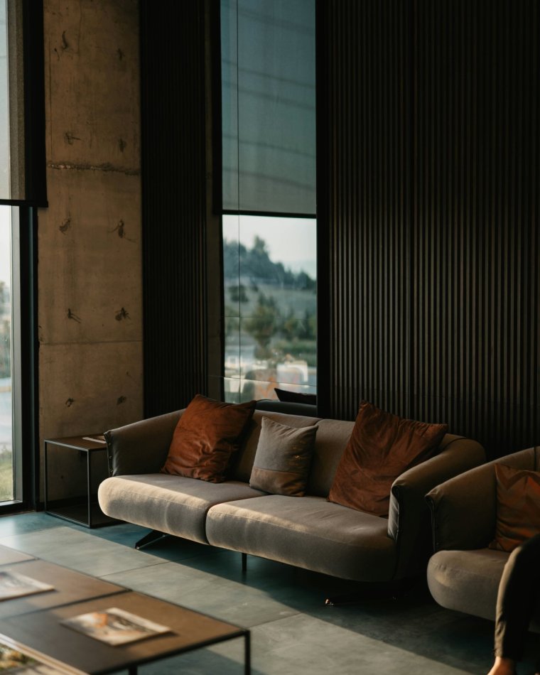 What accessories go with a grey sofa? Cushions, curtains and rugs for a grey sofa
