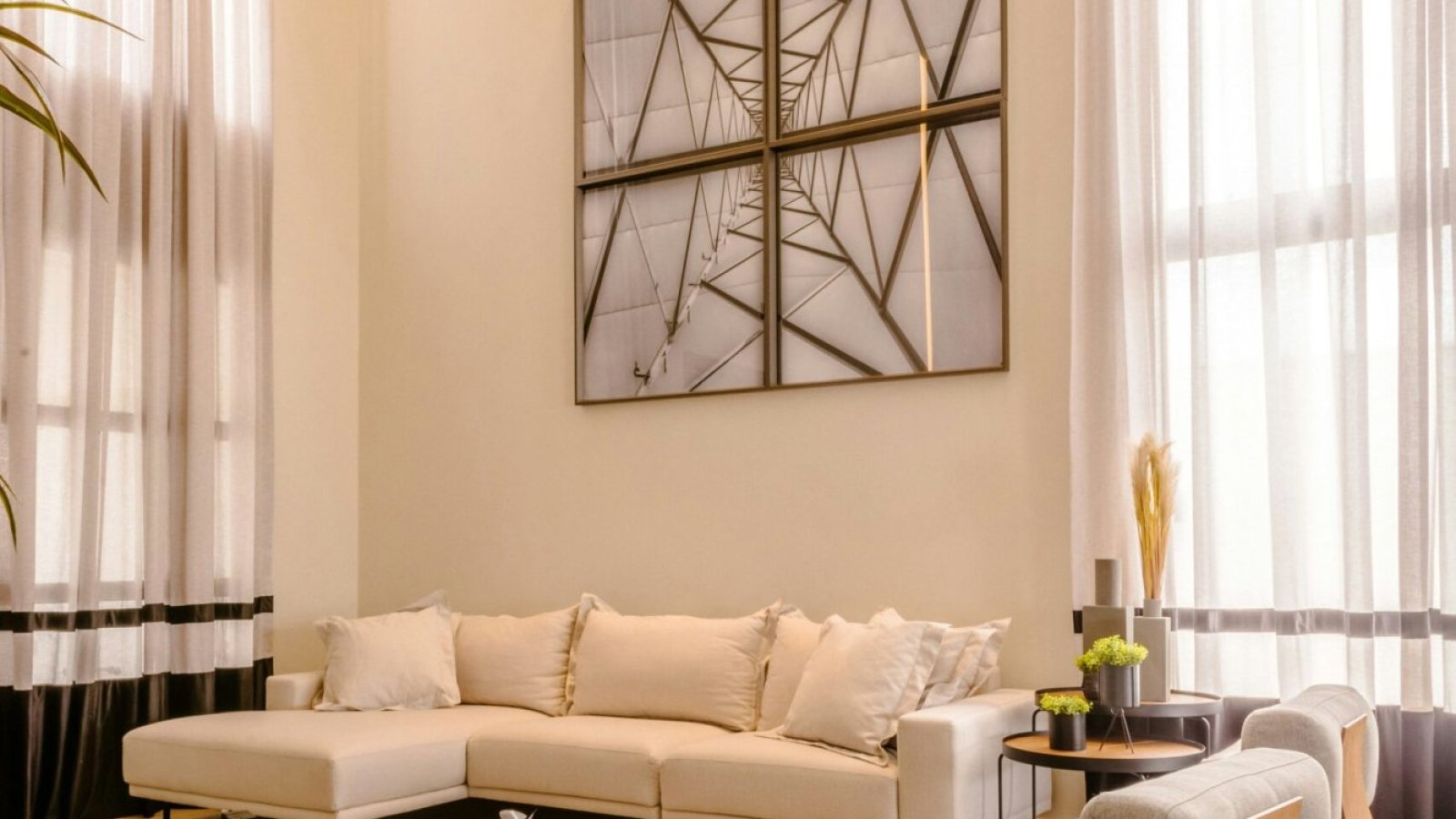 Accessories for a Beige Sofa: Cushions, Curtains and Rugs to Choose
