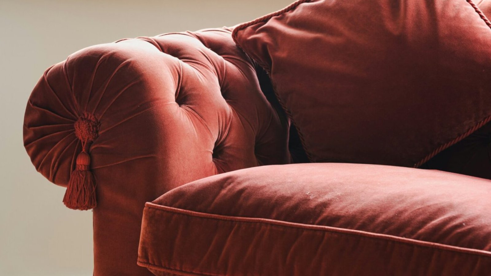 Accessories for a Red Sofa – Which Wall Colour, Cushions and Rug Should You Choose?