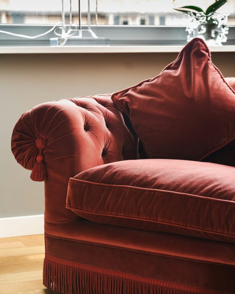 Accessories for a Red Sofa – Which Wall Colour, Cushions and Rug Should You Choose?