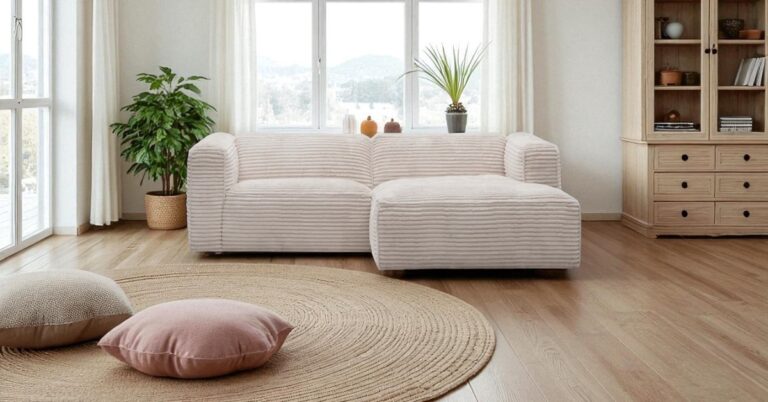Modern living room with a light beige corner sofa, round woven rug, decorative cushions, indoor plants and wooden furniture, creating a bright and allergy-friendly home interior